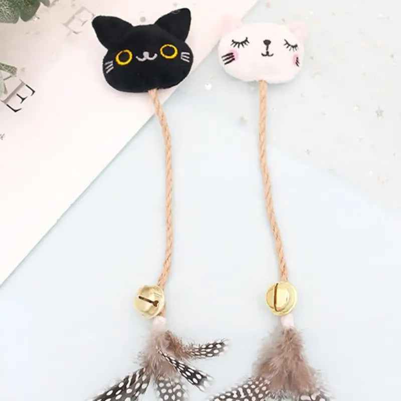Jouet à mâcher pour chats : Chat noir avec une plume et une clochette dorée