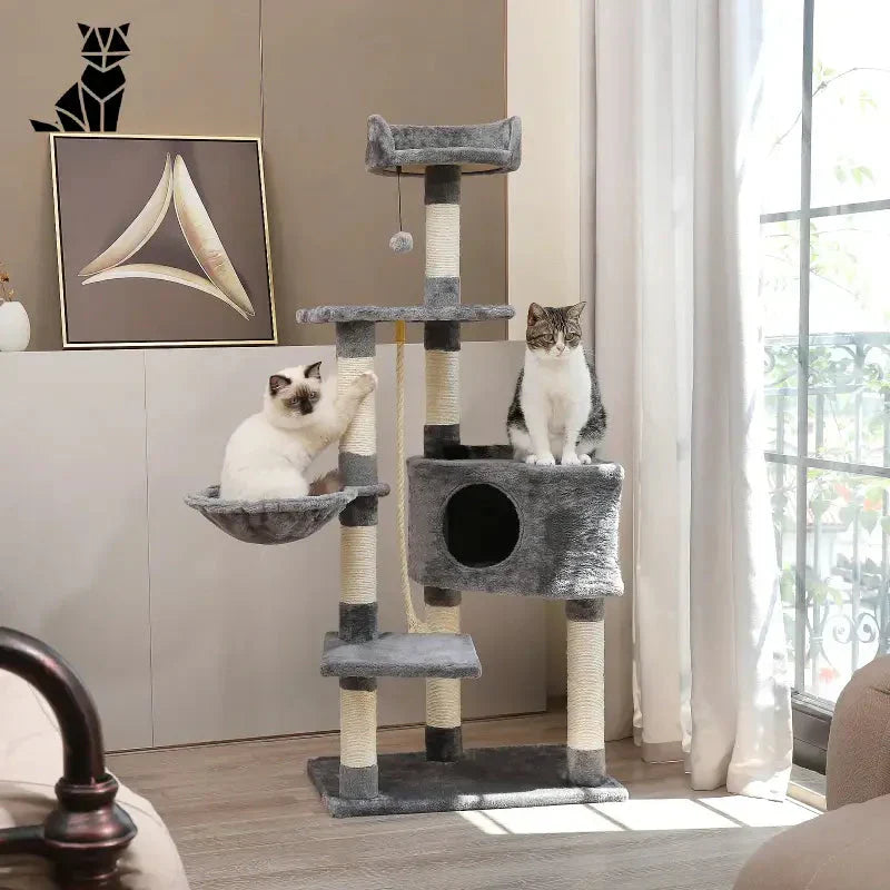 Arbre à chat de luxe avec deux chats jouant dessus - arbre à chat de luxe