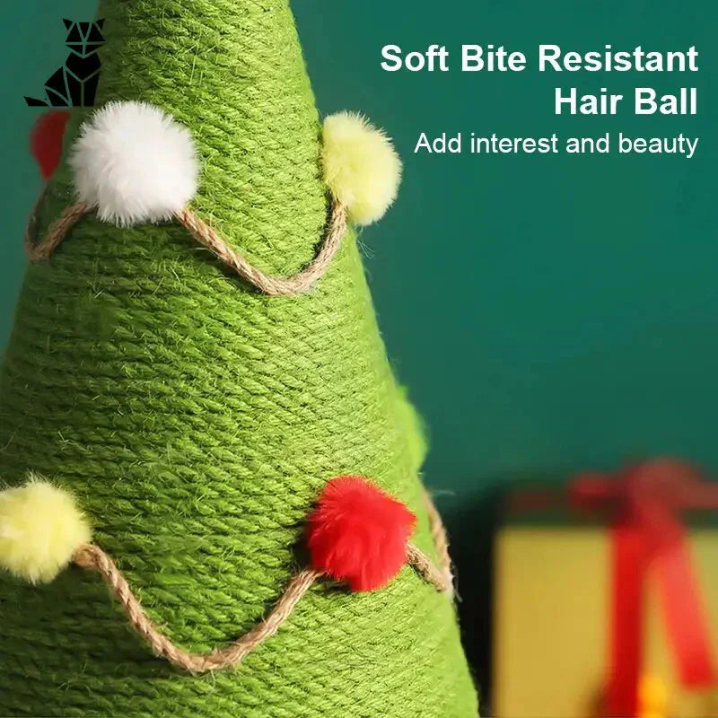 Arbre à chat festif : sapin vert avec pompon rouge et blanc adaptés aux chats