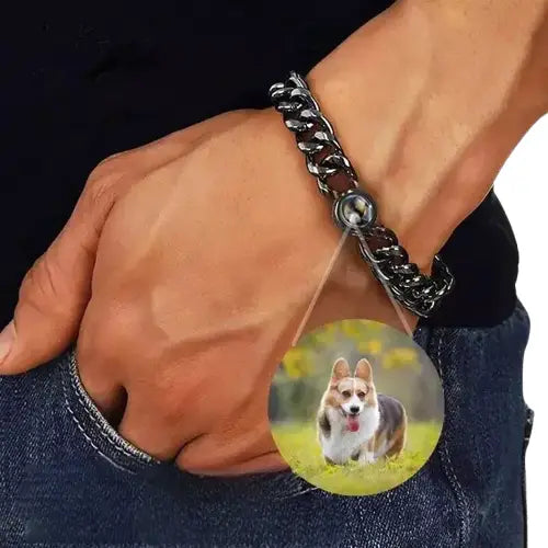 Personne portant un bracelet en acier titane avec un motif de chien pour les moments spéciaux Transparent Background