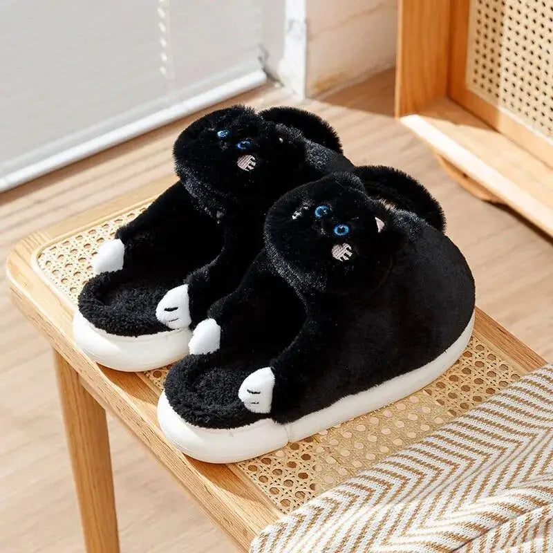 Paire de chaussons en coton noir et blanc sur table en bois, style parfait pour les amoureux des chats