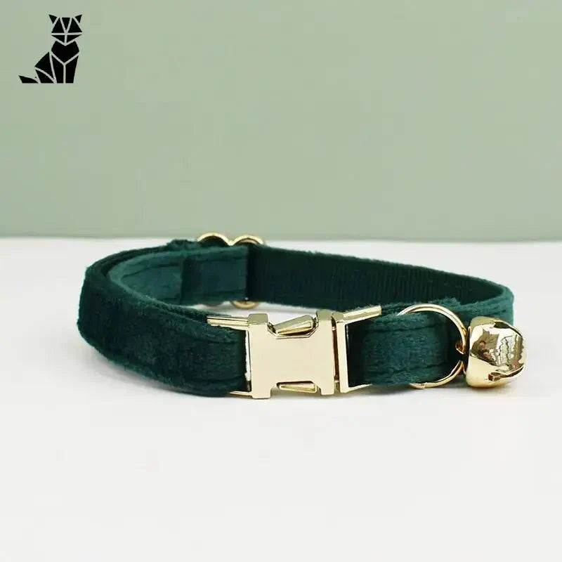 Collier pour chat en velours vert avec boucle dorée, texture élégante, option personnalisée