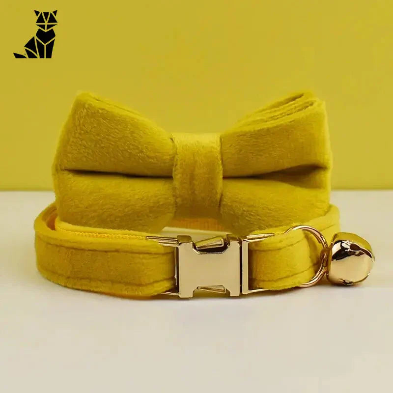 Collier en velours avec nœud papillon jaune et boucle en métal pour chats - accessoire personnalisé pour animaux de compagnie