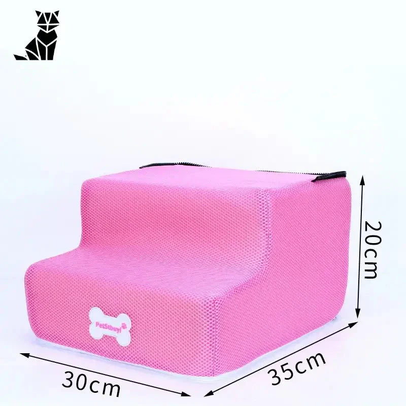 Chaise rose avec cœur blanc par trois marches pour petits chiens