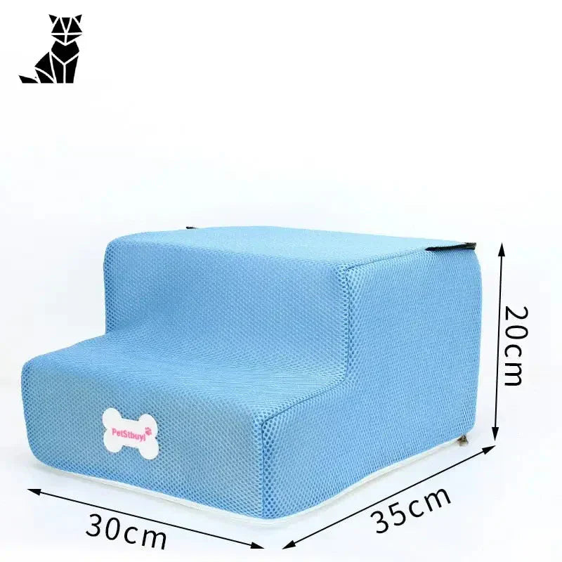 Chaise bleue avec siège blanc sur fond blanc - Escaliers pour petits chiens avec trois marches