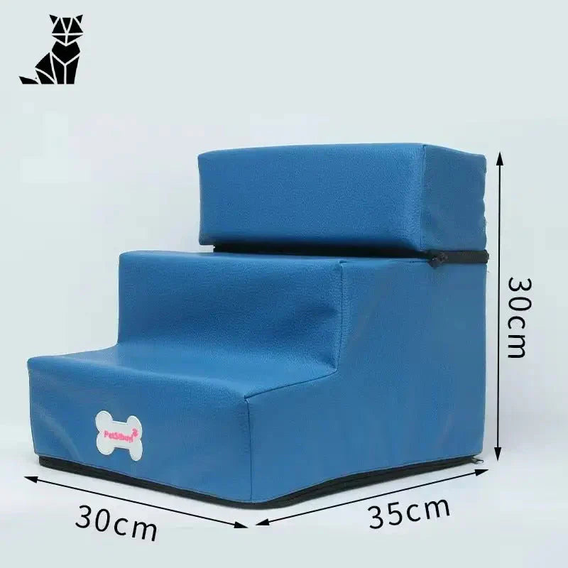 Trois marches pour petits chiens - Chaise bleue avec assise noire sur fond blanc