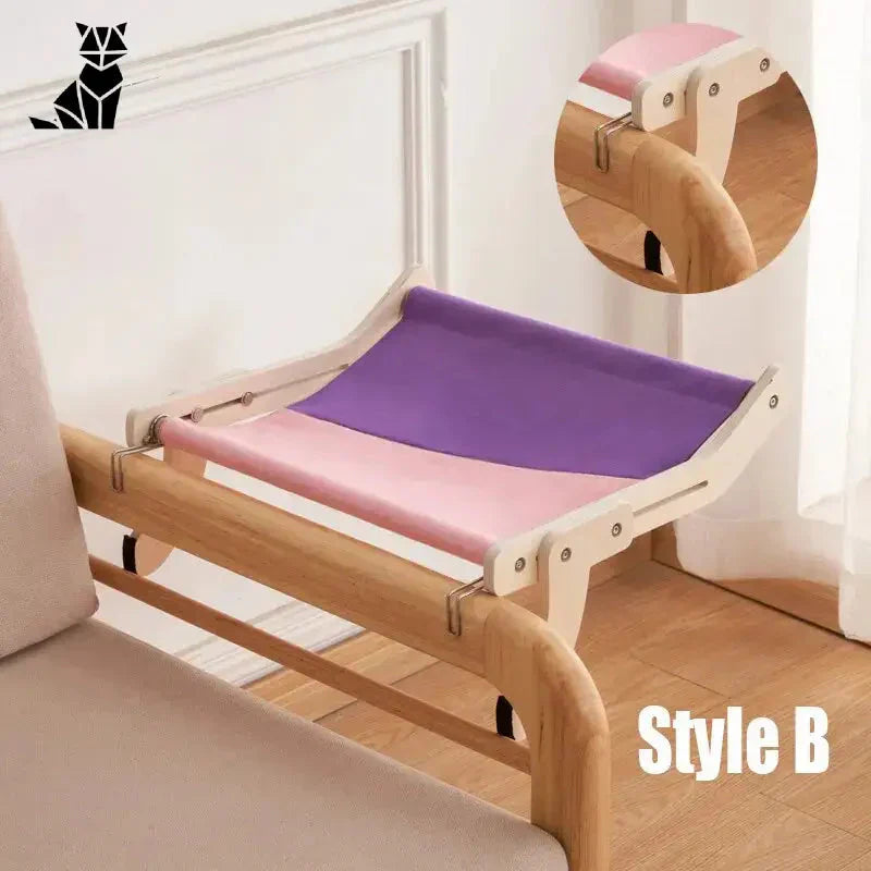 Vue : Chaise en bois avec assise violette dans Hamac suspendu doux pour chat