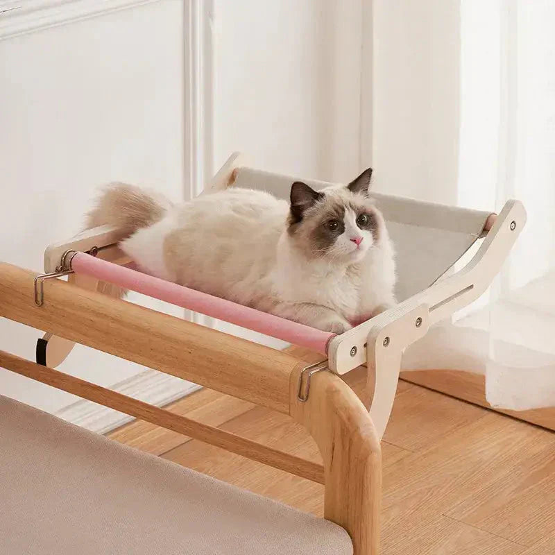 Chat se relaxant dans un lit hamac suspendu et moelleux - une vue parfaite pour votre ami félin