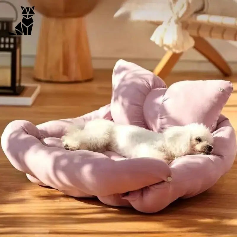 Un petit chien blanc se couche dans un nid de confort polyvalent rose, idéal pour un sommeil douillet et réparateur