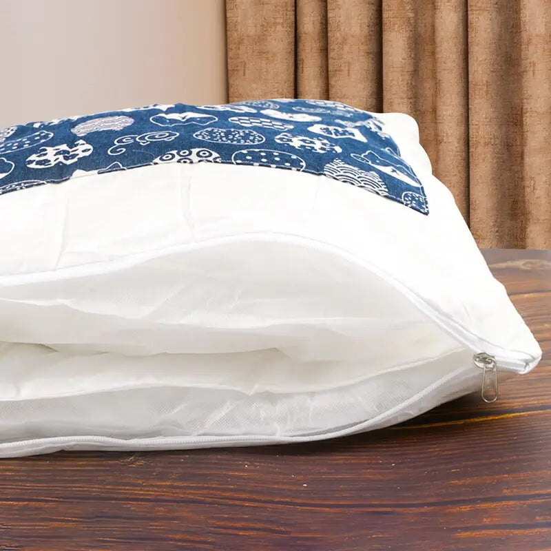Oreiller avec motif bleu et blanc sur Cozy Star Cotton Bed for Cats | Lit Douillet