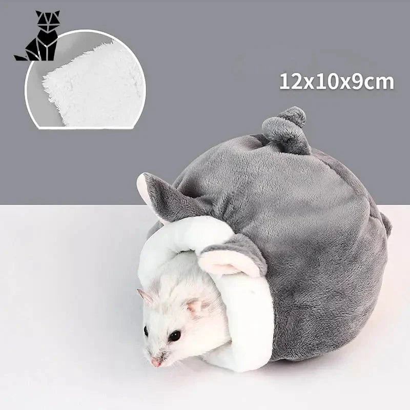 Une petite souris blanche sur une souris grise, profitant de leur Cozy Cotton House pour votre petit espace privé