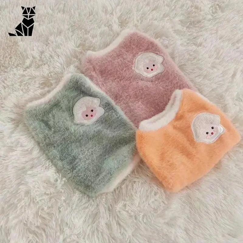 Trois couleurs de coussin en fausse fourrure de lapin présentées dans Manteau en fausse fourrure pour chaton