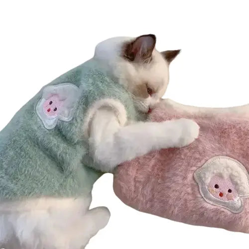 Chaton dormant avec un animal en peluche portant un vêtement en fausse fourrure Transparent Background