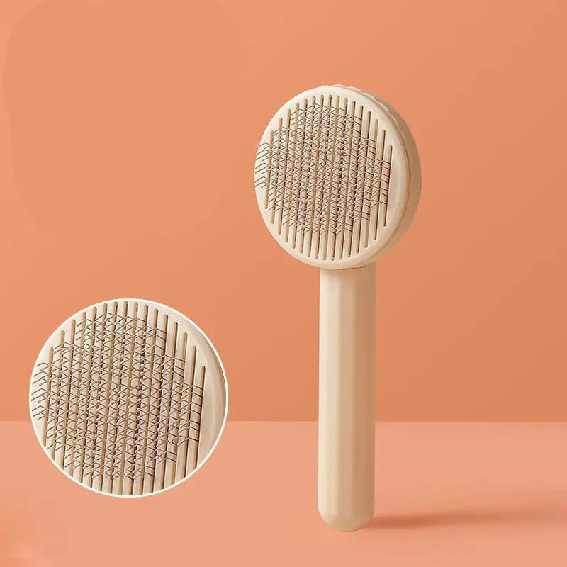 Gros plan sur une brosse à poils morts et un peigne de conception ergonomique sur une surface rose