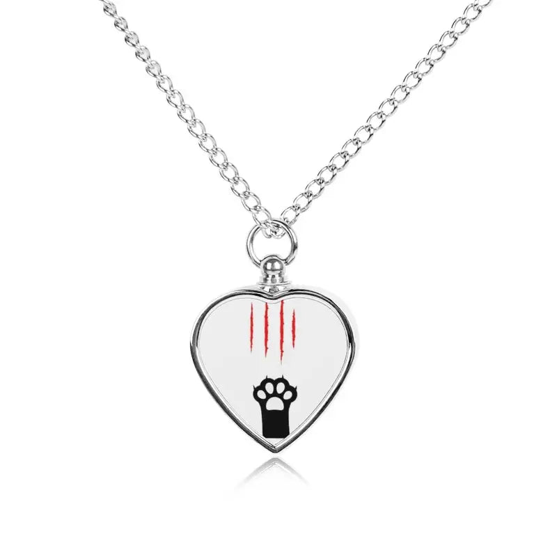 Pendentif personnalisé en forme de cœur avec une empreinte de main ensanglantée ; un souvenir tangible