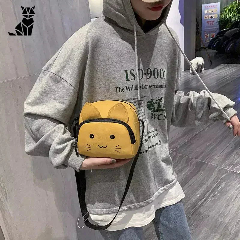 Femme en sweat à capuche gris avec sac à bandoulière jaune Elegant Cartoon Cat Shoulder Bag