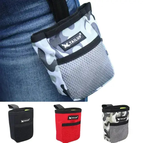 Personne avec un téléphone portable dans sa poche utilisant le sac de récompense pour le dressage de chiens - Accès facile aux friandises, utilisation facile Transparent Background