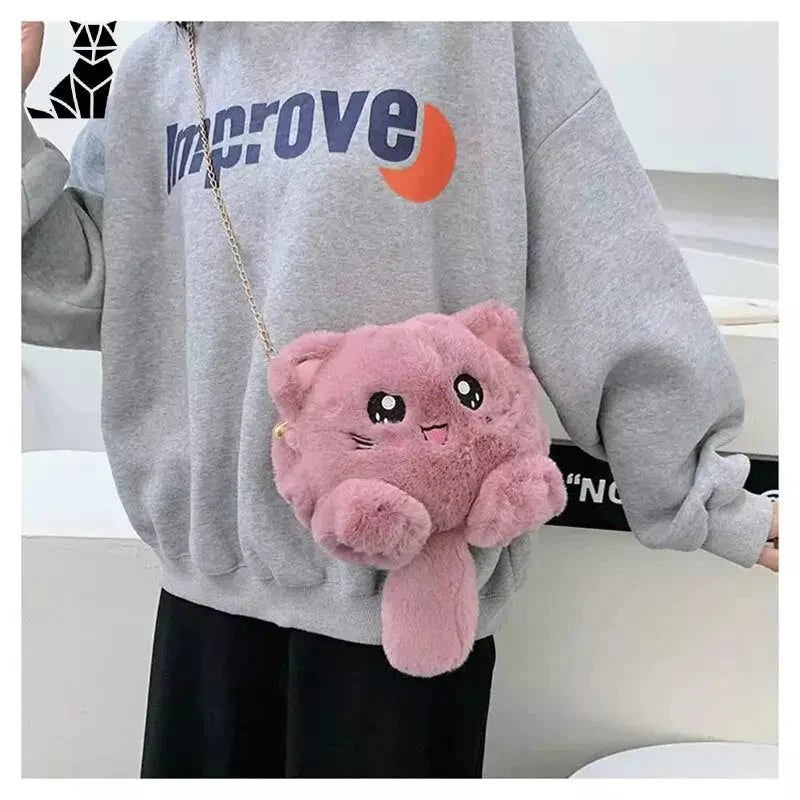 Sac peluche femme : femme en sweat-shirt gris avec sac ours en peluche rose, bandoulière en forme de chat