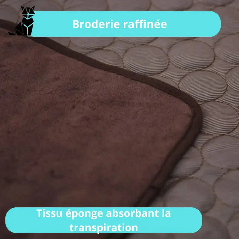 Lit avec couverture marron et oreiller bleu pour chien; tapis rafraîchissant en temps chaud