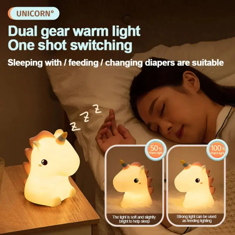 Femme dormant dans son lit avec une veilleuse LED de Cute LED Night Light for Soft Light